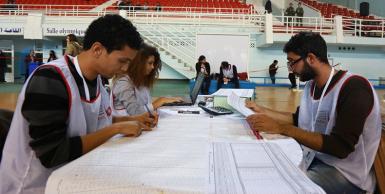 استمرار عمليات فرز الأصوات الانتخابات الرئاسية  بالقاعة الأولمبية بولاية سوسة.