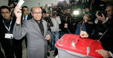 رئيس الدولة المنصف المرزوقي يدلي بصوته الانتخابي